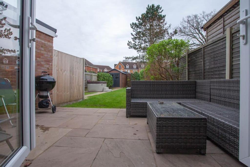 Three Bedroom House, Driveway, Bracknell Centre Eksteriør billede