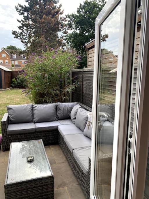 Three Bedroom House, Driveway, Bracknell Centre Eksteriør billede